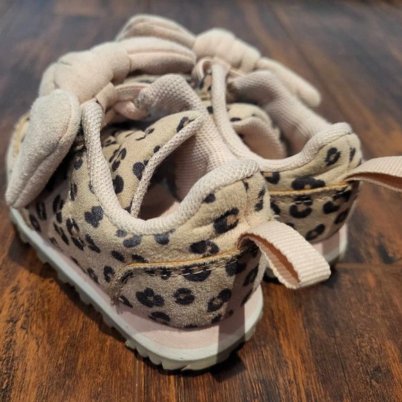 3/$20 🏷 H&M Leopard Sneakers Size 2.5-3.5 - Picture 2 of 3